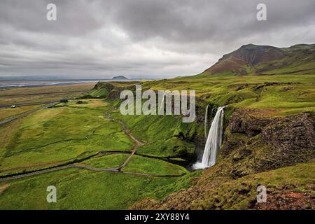 Seljalandsfoss Wasserfall an einem bewölkten Tag von oben gesehen, Island, Europa Stockfoto