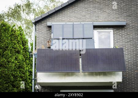 Balkonkraftwerk in einem Einfamilienhaus in Monheim am Rhein, Deutschland, Europa Stockfoto