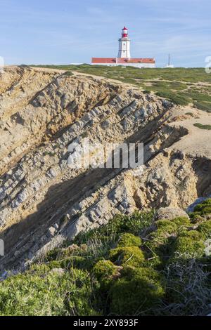 Landschaft von Capo Espichel Kap mit dem Leuchtturm und Meeresklippen, in Portugal Stockfoto