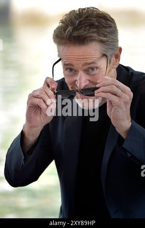 Venedig, Italien. August 2024. VENEDIG, ITALIEN - 28. AUGUST: Willem Dafoe kommt am 28. August 2024 beim 81. Internationalen Filmfestival von Venedig im Palazzo del Casino an. Quelle: dpa/Alamy Live News Stockfoto