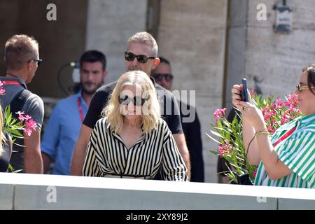 Venedig, Italien. August 2024. VENEDIG, ITALIEN - 28. AUGUST: Catherine O’Hara kommt am 81. Internationalen Filmfestival Venedig am 28. August 2024 im Palazzo del Casino an. Quelle: dpa/Alamy Live News Stockfoto