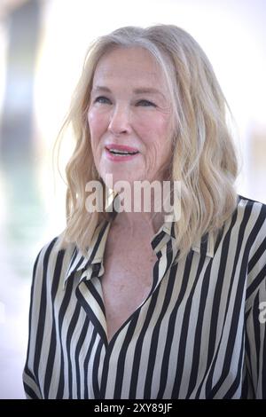 Venedig, Italien. August 2024. VENEDIG, ITALIEN - 28. AUGUST: Catherine O’Hara kommt am 81. Internationalen Filmfestival Venedig am 28. August 2024 im Palazzo del Casino an. Quelle: dpa/Alamy Live News Stockfoto