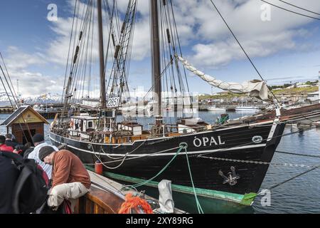 HUSAVIK, ISLAND, 29. JUNI: Klassischer alter Schoner im Hafen von Husavik mit verankerten Segelbooten und Bergen im Hintergrund am 29. Juni 2013 in Husa Stockfoto