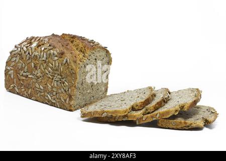 Frisches Sonnenblumenbrot auf weißem Hintergrund Stockfoto