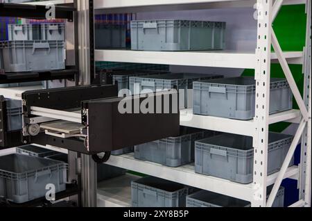 Vertikale Aufbewahrung Ergonomische Lösung. Automatisiertes Lager- und Abrufsystem. Modernes Industrielager. Stockfoto