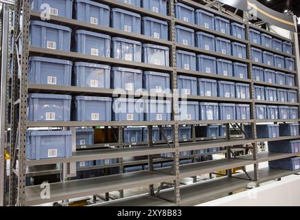 Vertikale Aufbewahrung Ergonomische Lösung. Automatisiertes Lager- und Abrufsystem. Modernes Industrielager. Stockfoto