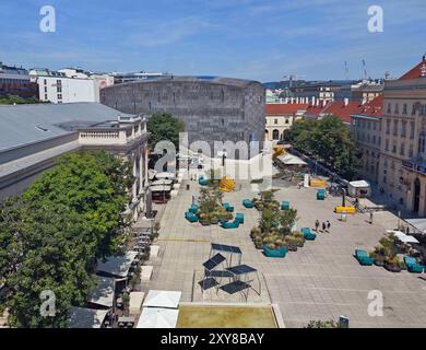 Wien, Österreich. Juni 2024. Der Neubau des Mumok (Zentrum) - Museum für Moderne Kunst Ludwig Stiftung Wien. Das Bundesmuseum im MuseumsQuartier in Wien ist nach eigenen Aussagen „das größte Museum für moderne und zeitgenössische Kunst in Mitteleuropa“. Es beherbergt eine Sammlung wichtiger Werke der klassischen Moderne, Pop Art, Fluxus, Minimal Art und Conceptual Art sowie Wiener Actionismus bis hin zur zeitgenössischen Kunst. Frank Rumpenhorst/dpa/Alamy Live News Stockfoto