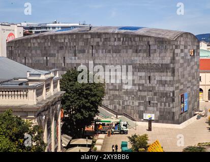 Wien, Österreich. Juni 2024. Der Neubau des Mumok - Museum für Moderne Kunst Ludwig Stiftung Wien. Das Bundesmuseum im MuseumsQuartier in Wien ist nach eigenen Aussagen „das größte Museum für moderne und zeitgenössische Kunst in Mitteleuropa“. Es beherbergt eine Sammlung wichtiger Werke der klassischen Moderne, Pop Art, Fluxus, Minimal Art und Conceptual Art sowie Wiener Aktionismus bis hin zur zeitgenössischen Kunst. Frank Rumpenhorst/dpa/Alamy Live News Stockfoto