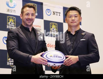 Urayasu, Japan. August 2024. Der ehemalige schottische Rugbyspieler Graig Laidlaw (L) posiert ein Foto mit dem japanischen Rugbyspieler Ren Iinuma (R) auf einer Pressekonferenz, als Laidlaw am Mittwoch, den 28. August 2024, Cheftrainer des japanischen Rugbyteams Urayasu D-Rocks in Urayasu, Tokio, wurde. Laidlaw wird durch den ehemaligen Cheftrainer Johan Ackermann ersetzt und Ackermann wurde Berater der Mannschaft. (Foto: Yoshio Tsunoda/AFLO) Stockfoto