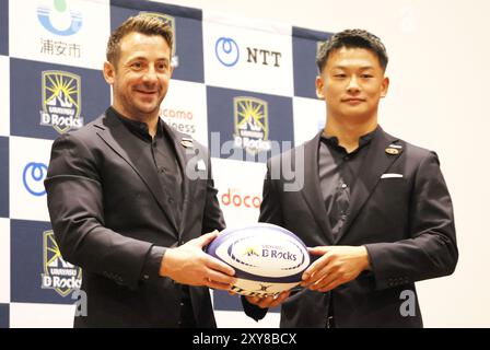 Urayasu, Japan. August 2024. Der ehemalige schottische Rugbyspieler Graig Laidlaw (L) posiert ein Foto mit dem japanischen Rugbyspieler Ren Iinuma (R) auf einer Pressekonferenz, als Laidlaw am Mittwoch, den 28. August 2024, Cheftrainer des japanischen Rugbyteams Urayasu D-Rocks in Urayasu, Tokio, wurde. Laidlaw wird durch den ehemaligen Cheftrainer Johan Ackermann ersetzt und Ackermann wurde Berater der Mannschaft. (Foto: Yoshio Tsunoda/AFLO) Stockfoto