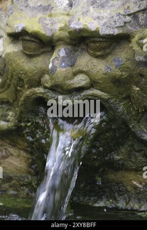 Kleiner Wandbrunnen in einem Park Stockfoto