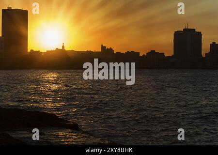 Skyline von Havanna, Kuba, im Abendlicht, Mittelamerika Stockfoto