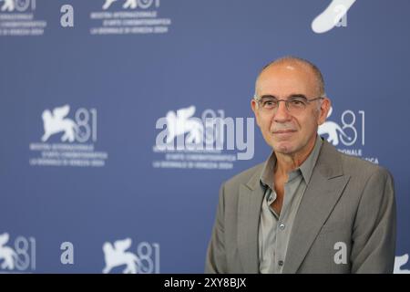 Venedig, Italien. August 2024. Giuseppe Tornatore, Mitglied der Jury des 81. Filmfestivals von Venedig, posiert beim Fotocall am 28. August 2024 in Venedig. Das 81. Filmfestival von Venedig findet vom 28. August bis zum 7. September auf der italienischen Insel Lido in Venedig statt. Quelle: Li Jing/Xinhua/Alamy Live News Stockfoto