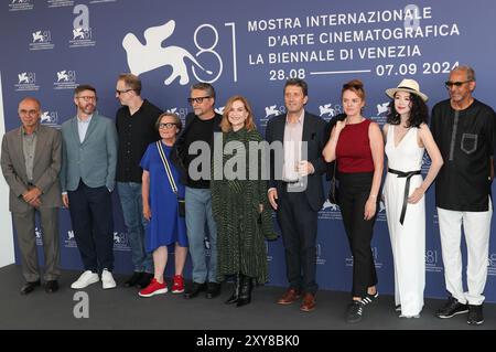 Venedig, Italien. August 2024. Mitglieder der 81. Jury des Filmfestivals Venedig posieren beim Fotocall in Venedig, Italien, 28. August 2024. Das 81. Filmfestival von Venedig findet vom 28. August bis zum 7. September auf der italienischen Insel Lido in Venedig statt. Quelle: Li Jing/Xinhua/Alamy Live News Stockfoto
