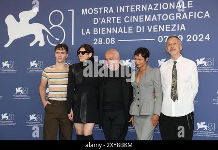 Venedig, Italien. August 2024. Die Mitglieder der 81. Jury des Filmmontivals Venedig für den Preis „Luigi de Laurentis“ posieren beim Fotogespräch in Venedig, Italien, 28. August 2024. Das 81. Filmfestival von Venedig findet vom 28. August bis zum 7. September auf der italienischen Insel Lido in Venedig statt. Quelle: Li Jing/Xinhua/Alamy Live News Stockfoto