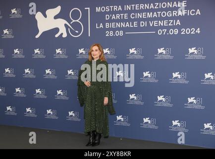 Venedig, Italien. August 2024. Isabelle Huppert, Mitglied der 81. Jury des Filmfestivals Venedig, posiert beim Fotocall in Venedig, Italien, 28. August 2024. Das 81. Filmfestival von Venedig findet vom 28. August bis zum 7. September auf der italienischen Insel Lido in Venedig statt. Quelle: Li Jing/Xinhua/Alamy Live News Stockfoto