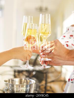 Fest. Menschen halten Gläser Champagner macht einen toast Stockfoto
