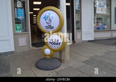 Ein Gold National Lottery Schild vor Tesco an der Cowbridge High Street. Vale of Glamorgan, Wales, Vereinigtes Königreich. Juni 2024. Stockfoto