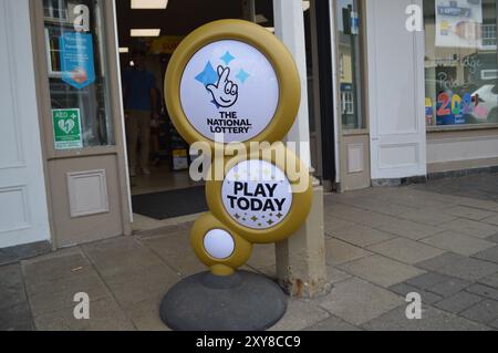 Ein Gold National Lottery Schild vor Tesco an der Cowbridge High Street. Vale of Glamorgan, Wales, Vereinigtes Königreich. Juni 2024. Stockfoto