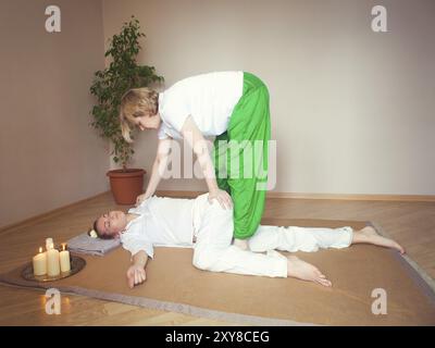 Junge Frau mit Massage im Health Center Stockfoto