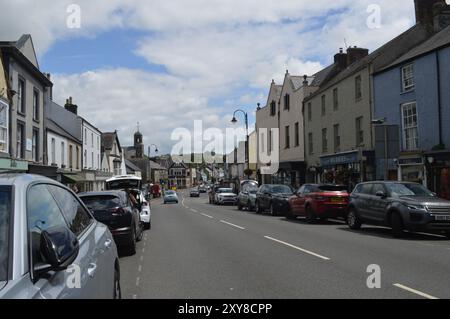 Blick auf die High Street in Cowbridge, Vale of Glamorgan, Wales, Großbritannien. Juni 2024. Stockfoto