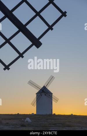 Nahaufnahme einer Windmühle bei Sonnenuntergang mit einer anderen im Hintergrund, Windmühlen, Campo de Criptana, Provinz Ciudad Real, Castilla-La Mancha, Art von Stockfoto