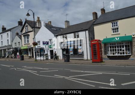 Greggs and Specsavers on High Street in Cowbridge, Vale of Glamorgan, Wales, Vereinigtes Königreich. Juni 2024. Stockfoto