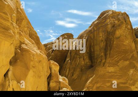 Hohe felsige Berge gegen den blauen Himmel und weiße Wolken in der Wüste in Ägypten Dahab South Sinai Stockfoto