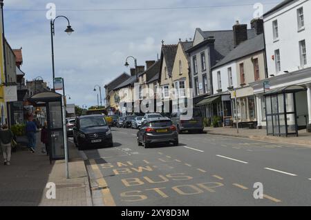 Blick auf die High Street in Cowbridge, Vale of Glamorgan, Wales, Großbritannien. Juni 2024. Stockfoto