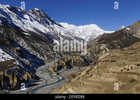 Blick auf das Tal und den Marsyangdi Fluss im Dorf Manang auf dem Annapurna Circuit Stockfoto