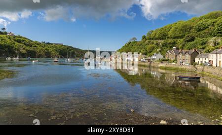 Fishguard, Pembrokeshire, Wales, Vereinigtes Königreich, 20. Mai, 2017: Boote im Yachthafen, im Hintergrund laufen die Menschen auf der Quay Street Stockfoto