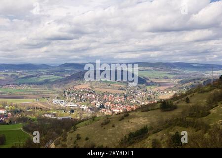 Blick vom Lichtenberg (Leuchtenburg) über das Saaletal und die Stadt Kahla Stockfoto