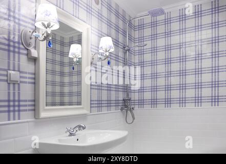 Schöne blau-weiße Badezimmer mit Dusche mit Kopie spase Stockfoto