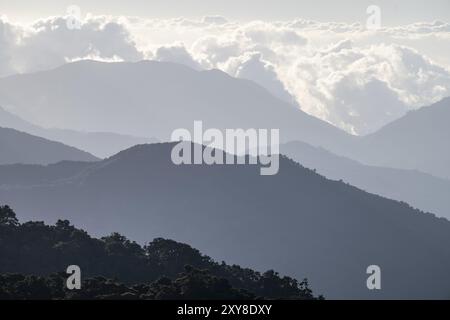 Wolken und Hügel, Nebelwald, Bergregenwald, Parque Nacional Los Quetzales, Costa Rica, Mittelamerika Stockfoto