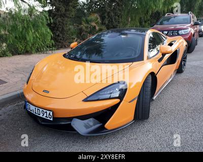 Mijas costa, Málaga, Spanien - 8. August 2024: McLaren Sportwagen parkt auf der Straße. Stockfoto