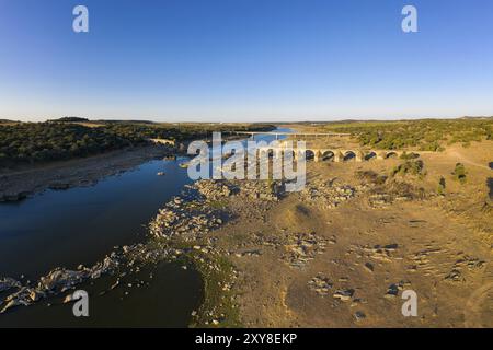 Zerstörte verlassene Ajuda Brücke Drohne Luftaufnahme, Überquerung des Guadiana Flusses zwischen Spanien und Portugal Stockfoto