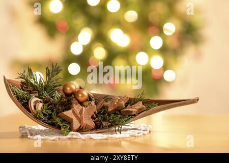 Weihnachtsdekoration kurz vor einem Weihnachtsbaum mit brennenden Lichtern Stockfoto