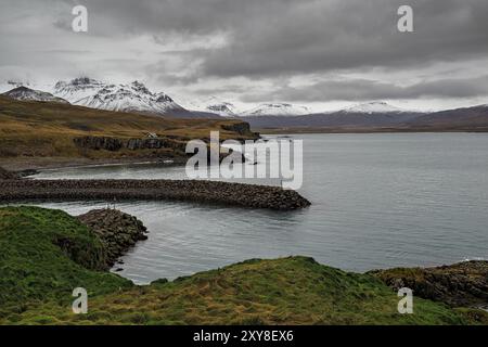 Kleiner Hafen in Borgarfjordur Eystri im Osten Islands an einem bewölkten Tag Stockfoto