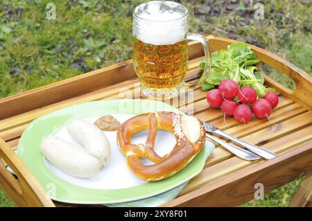 Bayerische Kalbswurst mit Brezel, Kalbswurst mit Brezel Stockfoto