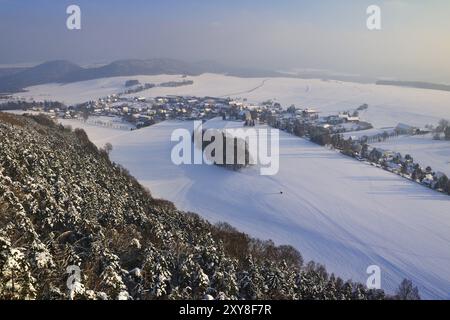 Blick vom Papststein nach Papstdorf. Papststein in der Sächsischen Schweiz, im Winter Stockfoto