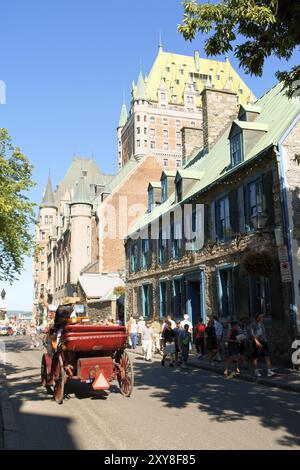 Québec City, Kanada, 15. August 2008: Die Rue Saint Louis ist voller Touristen und Bürger. Ein Gig auf der Straße, bei dem Touristen Sightseeing machen. Hinten Stockfoto