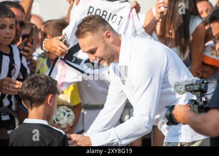 Torino, Italien. August 2024. Juventus' Teun Koopmeiners verlässt die J Medical nach medizinischen Tests in Turin, Italien - Mittwoch, 28. August 2024 - Sport - ( Foto Alberto Gandolfo/LaPresse ) Credit: LaPresse/Alamy Live News Stockfoto