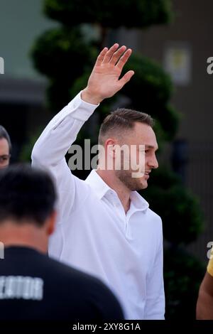 Torino, Italien. August 2024. Juventus' Teun Koopmeiners verlässt die J Medical nach medizinischen Tests in Turin, Italien - Mittwoch, 28. August 2024 - Sport - ( Foto Alberto Gandolfo/LaPresse ) Credit: LaPresse/Alamy Live News Stockfoto