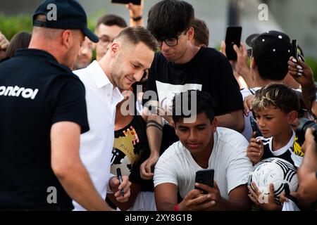 Torino, Italien. August 2024. Juventus' Teun Koopmeiners verlässt die J Medical nach medizinischen Tests in Turin, Italien - Mittwoch, 28. August 2024 - Sport - ( Foto Alberto Gandolfo/LaPresse ) Credit: LaPresse/Alamy Live News Stockfoto