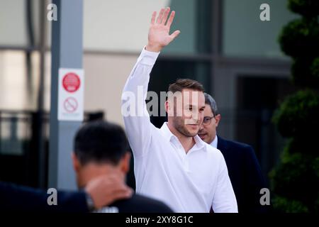 Torino, Italien. August 2024. Juventus' Teun Koopmeiners verlässt die J Medical nach medizinischen Tests in Turin, Italien - Mittwoch, 28. August 2024 - Sport - ( Foto Alberto Gandolfo/LaPresse ) Credit: LaPresse/Alamy Live News Stockfoto