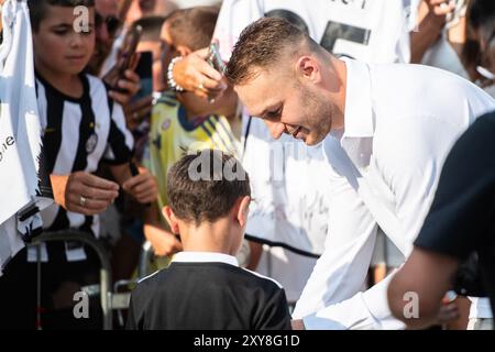 Torino, Italien. August 2024. Juventus' Teun Koopmeiners verlässt die J Medical nach medizinischen Tests in Turin, Italien - Mittwoch, 28. August 2024 - Sport - ( Foto Alberto Gandolfo/LaPresse ) Credit: LaPresse/Alamy Live News Stockfoto