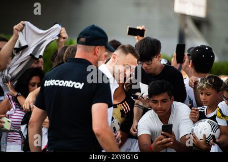 Torino, Italien. August 2024. Juventus' Teun Koopmeiners verlässt die J Medical nach medizinischen Tests in Turin, Italien - Mittwoch, 28. August 2024 - Sport - ( Foto Alberto Gandolfo/LaPresse ) Credit: LaPresse/Alamy Live News Stockfoto