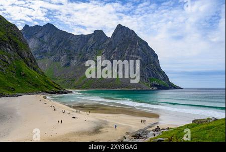 Flakstad, Norwegen. August 2024. Die abgeschiedene Bucht von Kvalvika auf dem Lofoten-Archipel in Nordnorwegen im Norwegischen Meer. Quelle: Patrick Pleul/dpa/Alamy Live News Stockfoto