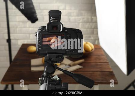 Aufnahmen von Lebensmitteln mit professioneller Kamera im Fotostudio, selektiver Fokus Stockfoto