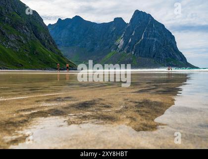 Flakstad, Norwegen. August 2024. Die abgeschiedene Bucht von Kvalvika auf dem Lofoten-Archipel in Nordnorwegen im Norwegischen Meer. Quelle: Patrick Pleul/dpa/Alamy Live News Stockfoto